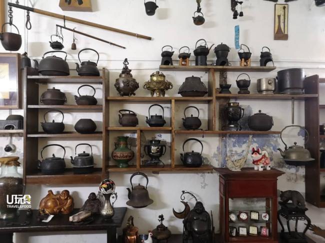 邱吉寿珍藏上千件古董，并将其展出让人们欣赏。