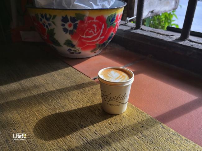 图为拿铁咖啡。陈律菲说，Kopikita（咖啡机打）店名是早年一位马来朋友所取，而中文名则由他取。机打指的就是用咖啡机打出来的咖啡。