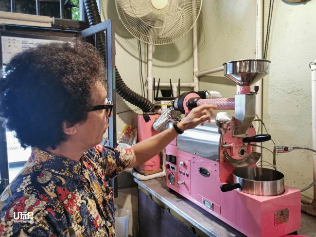 一年多前，陈律菲到台湾考获SCA国际精品咖啡协会认证，后来也购买一台小型烘豆机，烘培自己的豆子。该烘培机最少可烘培150克咖啡豆，最多可烘培1公斤。有了这台机器，店里所使用的豆子均由这台机器烘培，替咖啡省下不少开销。