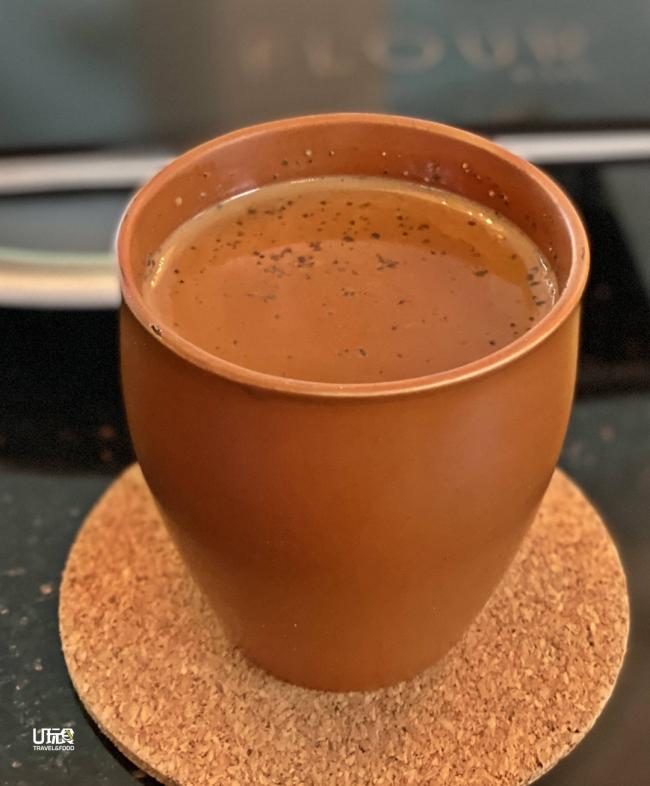 <b>Cha</b>姚基石发现，世界饮食文化多有相似或重叠。在印度文化中，奶茶被称为「cha」，与中文的「茶」同音，又是餐饮主角之一。 ▼