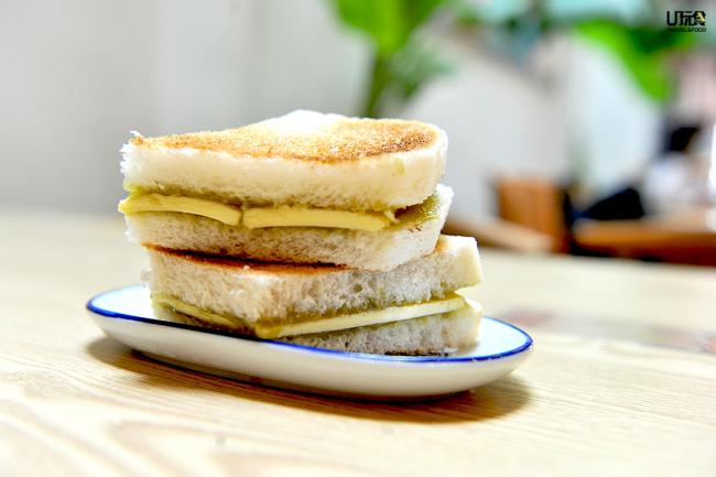 国民早餐不可或缺的烤面包也出现在广昌龙的菜单上。酥脆面包搭配冰凉不油腻的牛油和加央，堪称绝配。