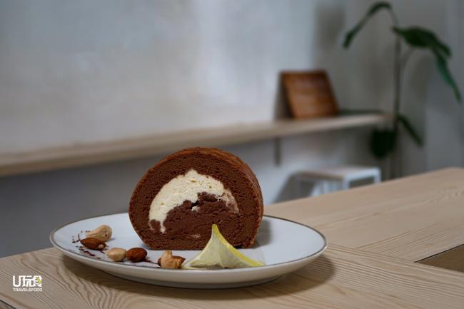 <b>呱呱的最爱巧宁瑞士卷</b> 基于郭晓慧喜欢海绵蛋糕而在店里推出日式瑞士卷。 <i>售价：RM15</i>