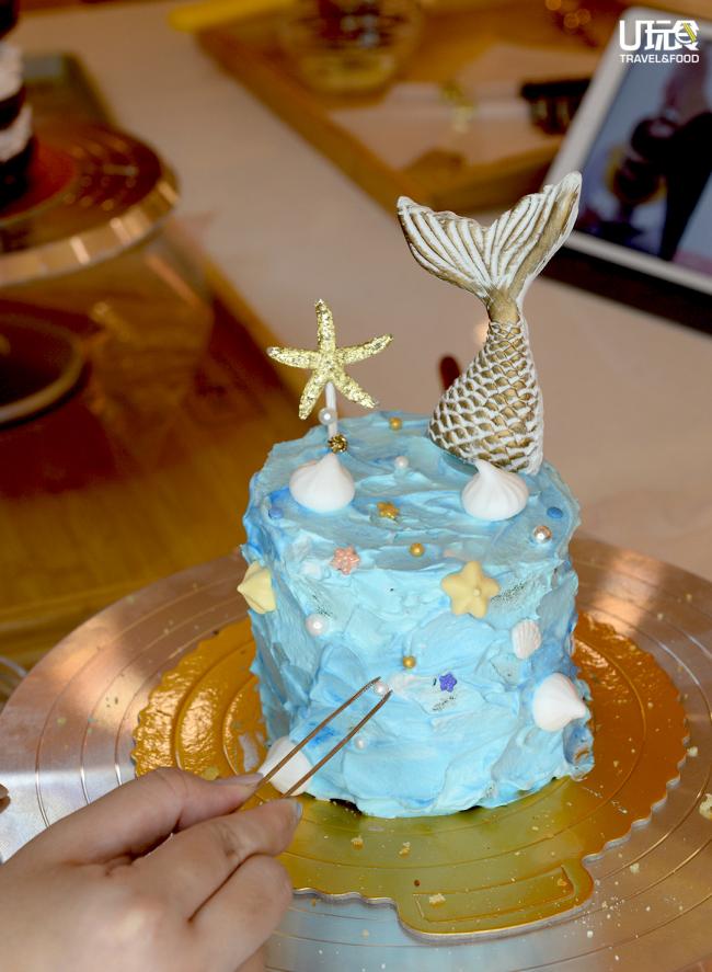 记者选择了一款海洋主题的精緻蛋糕，铺上好看的蓝色奶油后，饰以心仪的装饰品，过程愉快且疗愈。