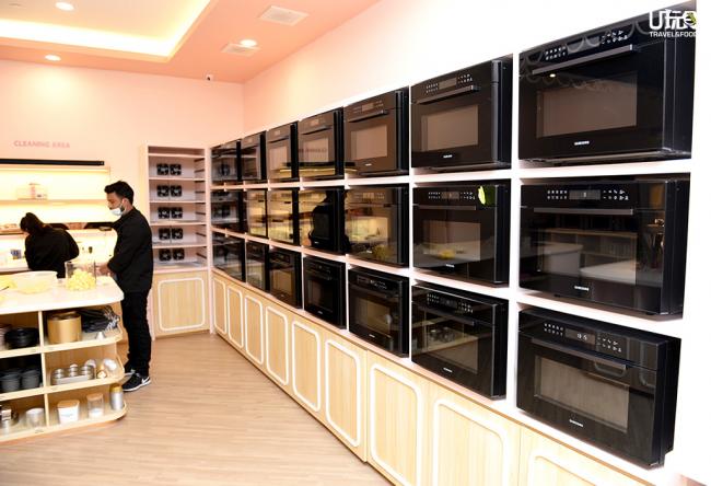 Bakebe与三星（Samsung）合作，采用该品牌全新微波烤炉。烤炉操作简单，若有任何疑问也能随时向店内烘焙师寻求帮助。