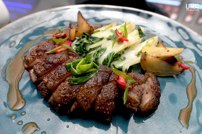 灵感源于华人喜爱的烧肉，主厨选用来自本地霹雳州的鸭肉，将肉质表面烤至酥脆，再搭配奶白和烤马铃薯，口感新鲜。