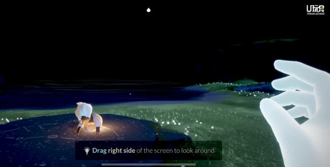 玩家在开始《光遇》时的游戏场景为：身为光之后裔的玩家在空地中苏醒，而游戏也会逐步引导玩家们明白游戏的模式和玩法，到多个不同的主题去获得线索和解锁动作。