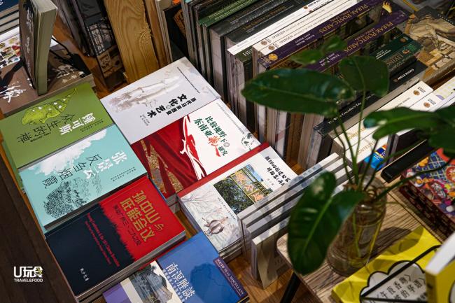 岛读积极推动马来西亚文学，为广大读者带来各类本地好书。