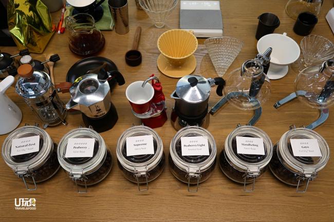 手冲咖啡屋提供至少6种特性不同的豆子外，也有6款冲煮咖啡器具供选择。