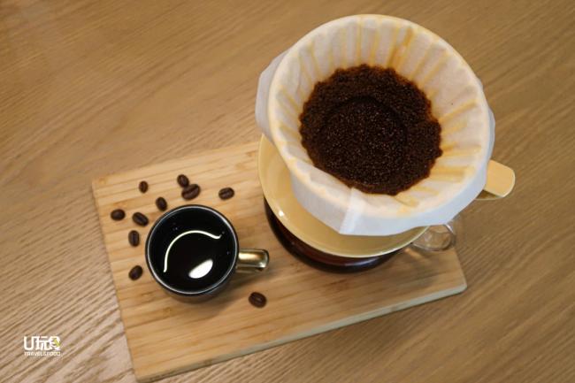 用V60滤杯冲煮的Supreme豆。咖啡刚冲好时咖啡香气扑鼻而来，温度稍降时苦中带甘。