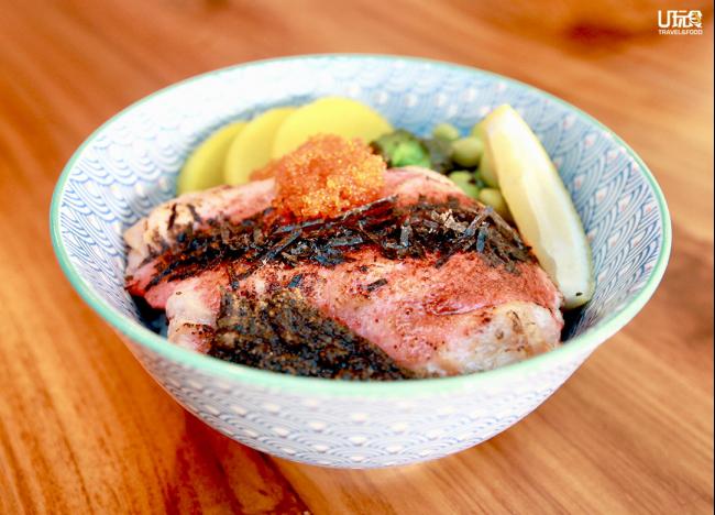 Salmon Mentaiko | 丼饭上的鲑鱼在经低温慢煮以后再炙烤，让鱼皮保持酥脆，搭配明太子鱼卵食用，并佐以自家醃渍黄瓜和萝卜，让食客缓解油腻。