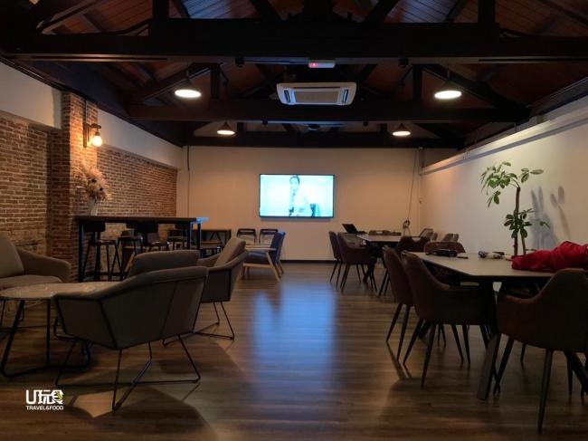 为了使咖啡馆能够拥有不同功能活动空间，黄文滨特别打造出「二楼」，在此设一个活动房，供活动或会议使用。