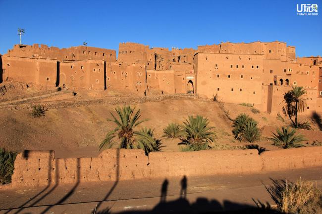 道锦和真云在摩洛哥一古城前。