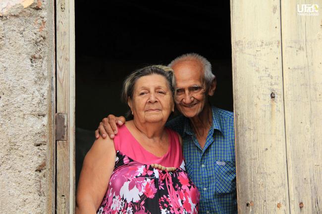 图为派面包的老人Rafael及他的太太。