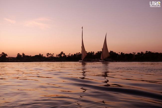 旅人喜欢乘搭帆船游尼罗河。