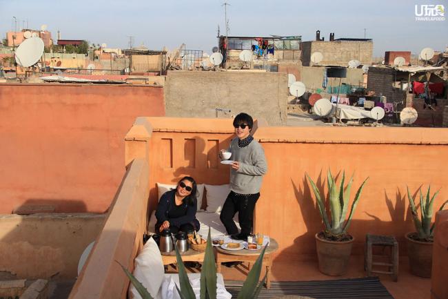 在马拉喀什一家精品酒店的天台享用早餐。