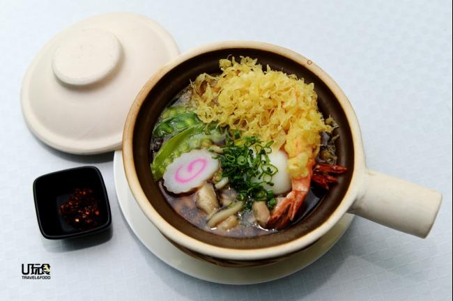 <b>Nabeyaki Udon</b> 这道菜乍看之下与一般日式乌冬面没什么差别，但餐厅随之送上参巴虾米，使面汤洋溢着独特的马来西亚风味，可说是本地人的舒适食物。