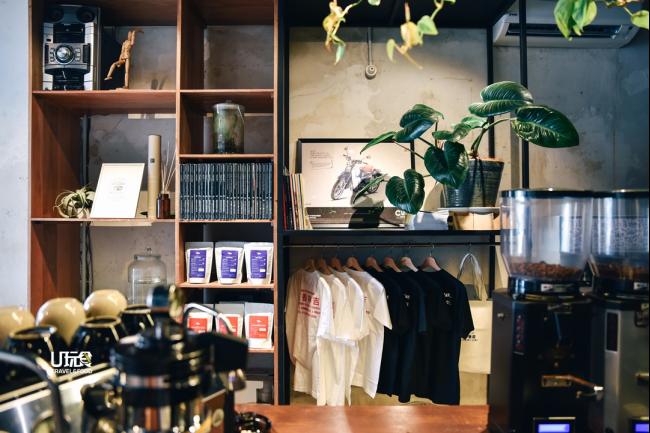 除了咖啡及甜品，咖啡馆亦售卖印有代表咖啡馆名字的T恤和周边商品。