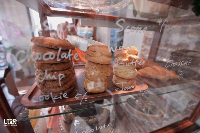 糕点展示柜摆放着当日提供的糕点和面包等，想购得心水糕点需趁早！