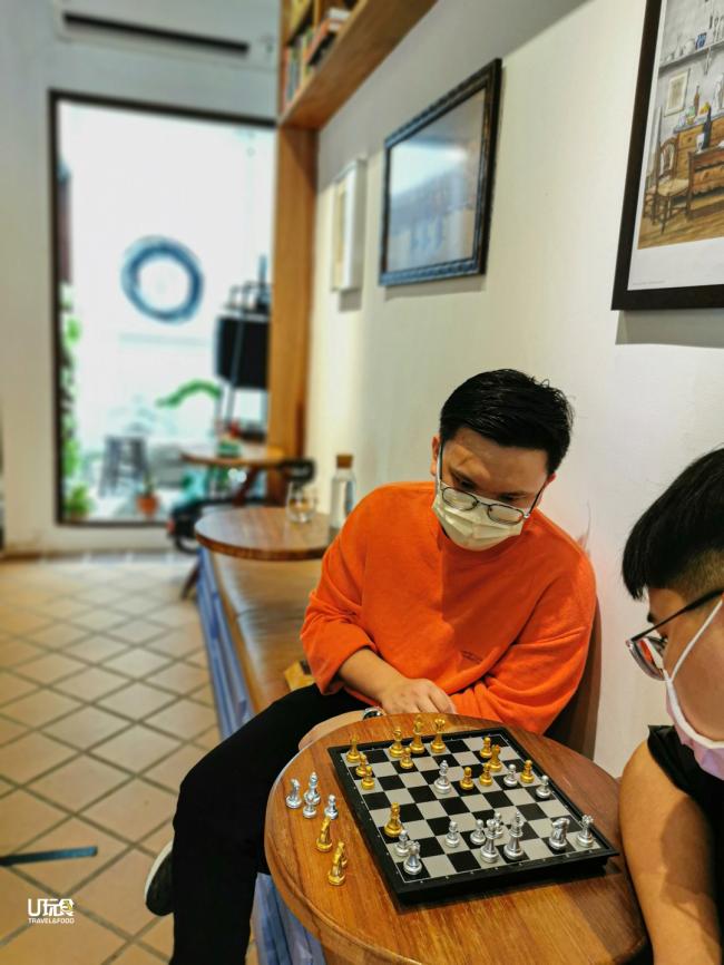 除了书本，这里也提供桌游包括中国象棋和西洋棋，这个周末带上你的棋友，一起乐在棋中吧。