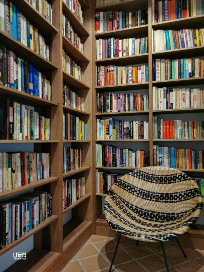 书店里有一处狭小的空间，这里虽小但确是爱书人的灵魂归宿。若不看书，这里或许是你下一个打卡地点？