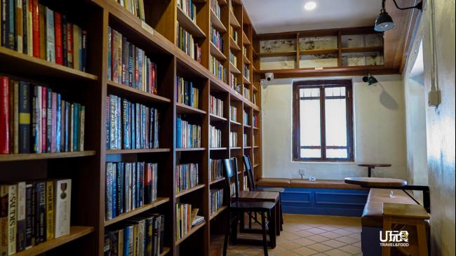 书店里的书籍多为陈文健的收藏，类别丰富，供大家免费阅读，若着实喜欢，也可以买回家。