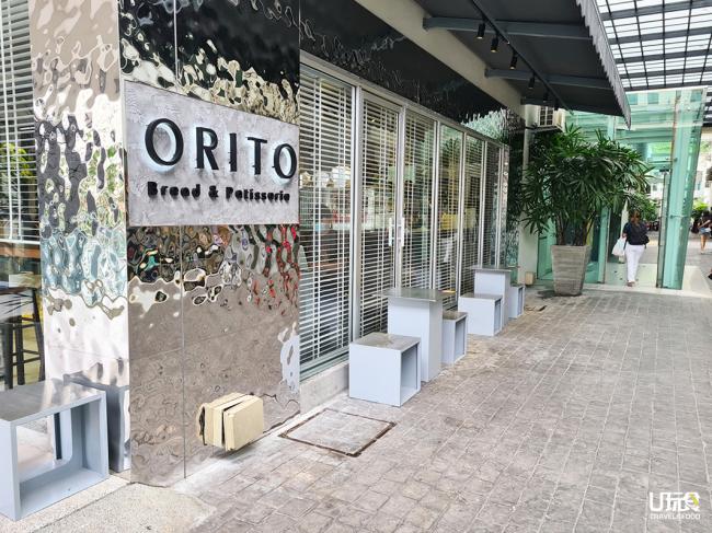 Orito位于金地花园购物中心，外边也放置了户外座位，让顾客能够自由选择用餐区域。
