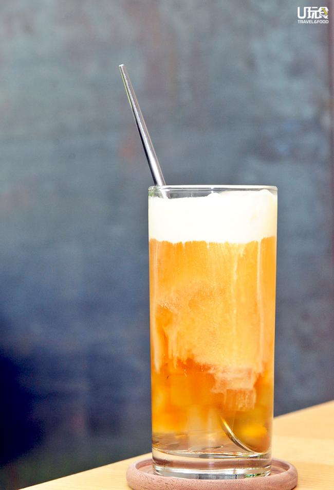 Teh No Tarik 伯爵茶、荔枝喱及芝士奶泡的结合，这金灿灿的饮料就像是天然健康的奶茶，风味自然顺滑，还能尝到有弹性的啫喱。