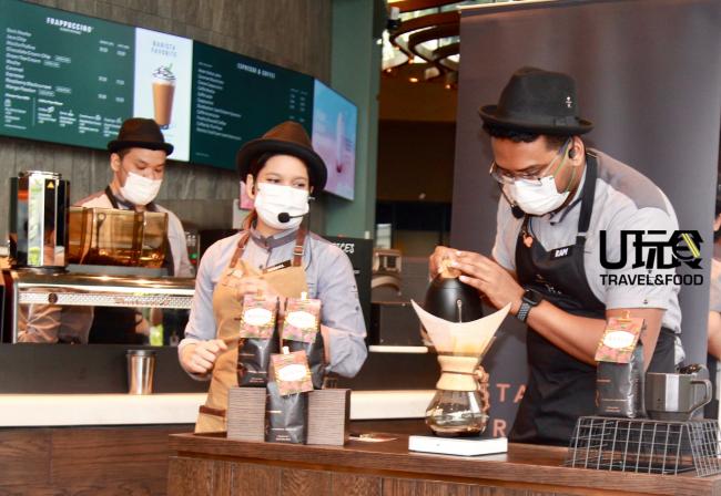 由咖啡师冠军Alumni（左）为大家展示其咖啡艺术及品尝咖啡的秘诀。