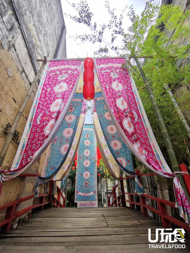 约200公尺长、印有「万寿无疆」的织布高挂在鬼仔巷，像是在提醒你我，别忘了传统布染行业昔日的辉煌。