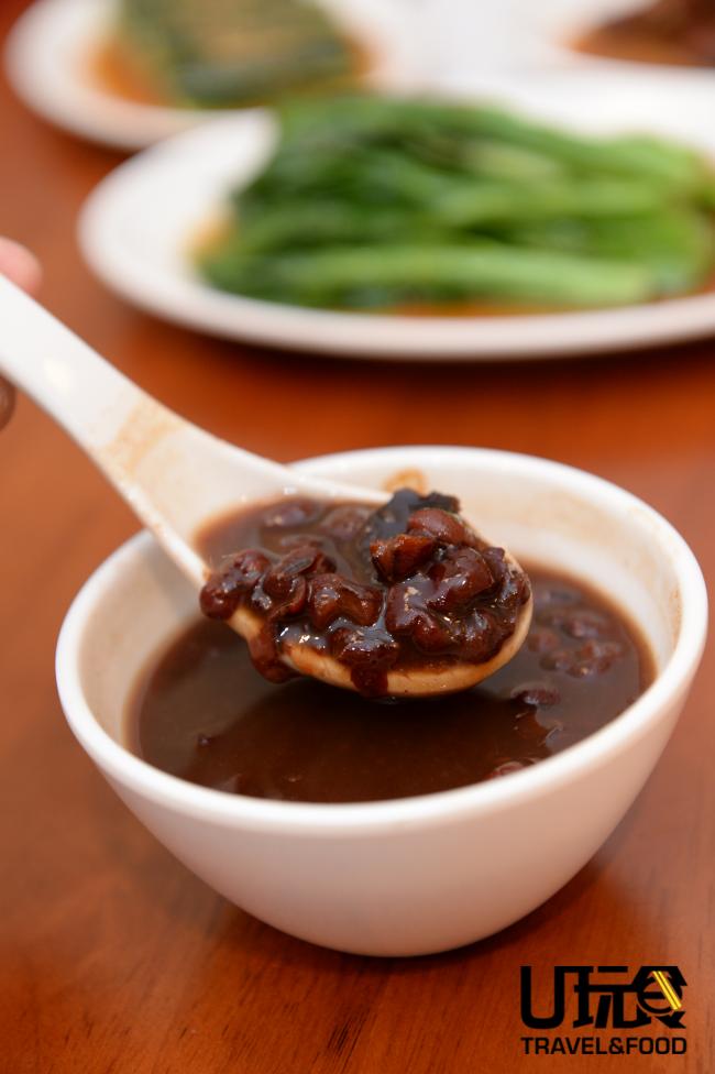 这裡的红豆汤皆以传统方式製成，加入了陈皮，喝起来有种熟悉的童年味道。