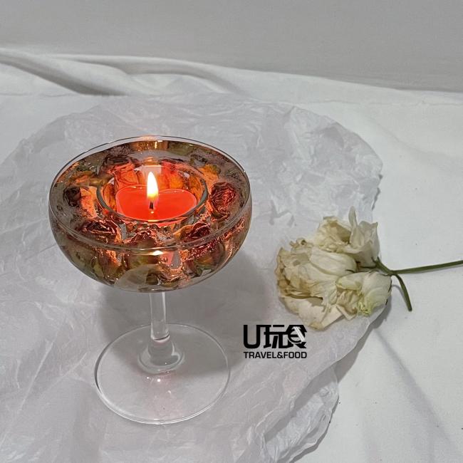 彭彩莲自製的烛台，把普通蜡烛衬托得更有情调。