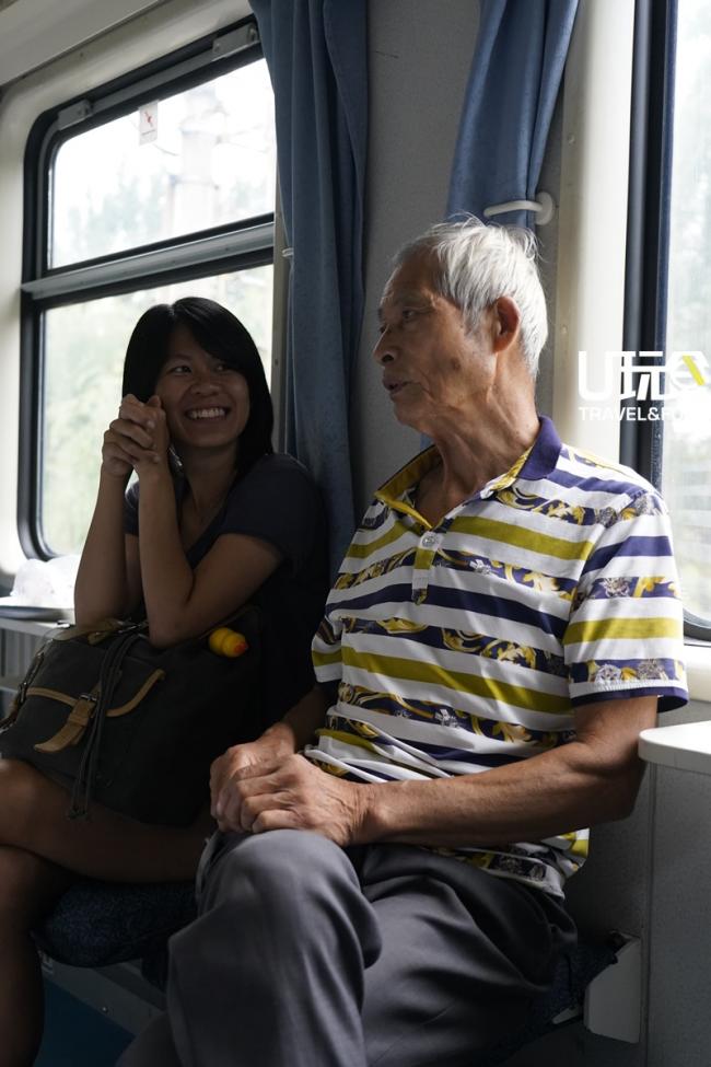第一次搭车程近24小时的火车，夫妻俩和车厢内的其他乘客都结成了朋友。