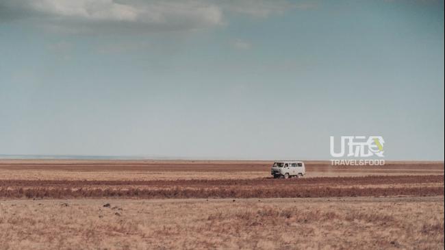 在一望无际的蒙古戈壁沙漠上，偶尔才会遇见另一辆小货车经过。