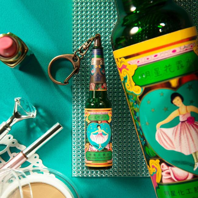 怀旧花露水瓶装造型的悠游卡，轻松与各种化妆产品“打成一片”。