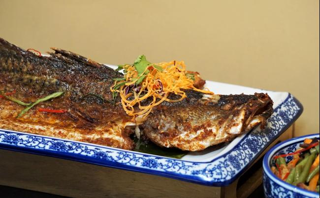 花椒是日常生活中会用到的香料之一，加上茨厂街里也有一些中国餐馆的存在，因此厨师特别将四川香料入菜，体现近年来深受民众喜爱的中式味道。厨房自制的四川酱料涂抹在海鲈鱼身上再将之香烤一番，又鲜又惹味。