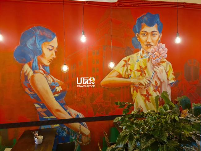 大面积红墙上画出具有中国风的壁画，古色古香中带有现代感，适合拍照打卡。