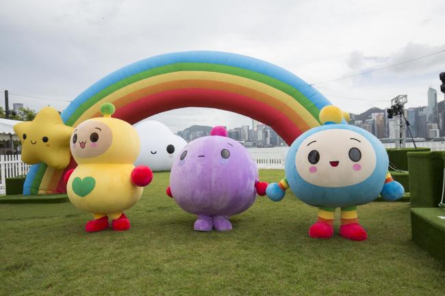 全球首度亮相的Jelly（中）化身吉祥物，与角色Hug Bug（右）和Peanut Butter（左）不时游走西九文化区艺术公园，给市民惊喜。
