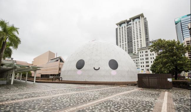 香港太空馆变身成「微笑菠萝包」，瞬即成为尖沙咀打卡热点。