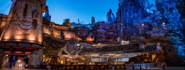 “星球大战：银河边缘”是迪士尼乐园的主题园区，背景设定是一个位于宇宙边缘、从未曝光的星球上的贸易港口。园区有两个主要设施，包括“千年鹰号”宇宙飞船，及另一个在第一军团和抵抗势力战场之间穿插的机动游戏。乐园内也有星战主题餐厅与商店，游客也可以和R2-D2机器人等星战角色合照。