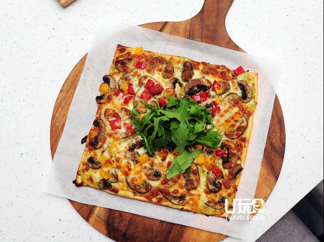 喜爱灯笼椒的朋友们可以尝尝蘑菇披萨（Mushroom Medley Pizza），以火箭生菜（Rocket leaves）作为点缀，它带有浓郁的灯笼椒香味，从厨房端来一路都是披萨的飘香。薄脆的饼皮更是为披萨加分。售价：RM30