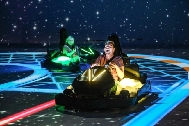Chaos Karts将《超级马力欧卡丁车》、《跑跑卡丁车》这类竞速游戏的玩法以AR的方式带到现实，让玩家有更沉浸刺激的玩乐体验。