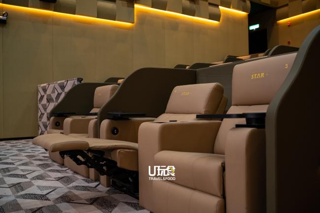 双人豪华座舱躺椅可双向调节，以最舒适的姿态观赏电影。