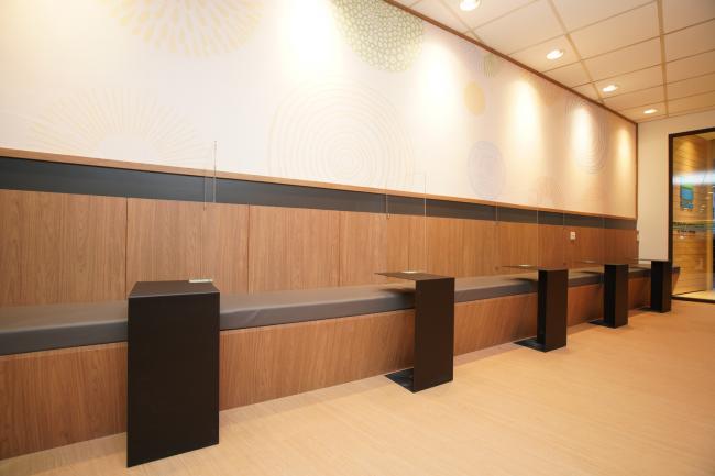 全家便利店不忘配合新常态，在每个用餐座位间加入挡板，确保消费者能适当保持距离。