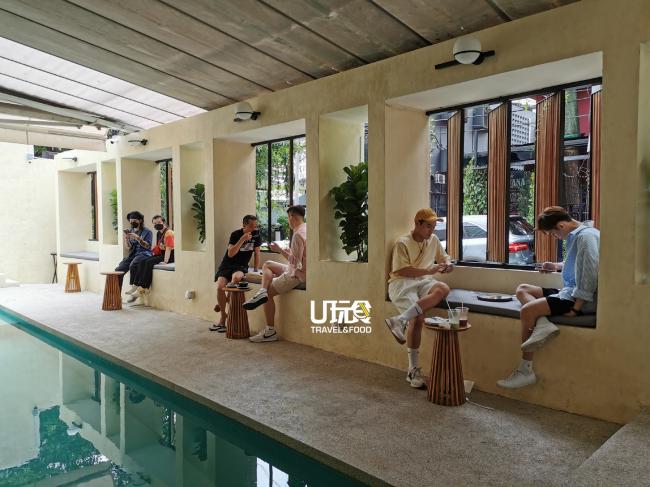 坐在泳池旁用餐，仿佛身处异国度假胜地，是多数顾客首选的座位。