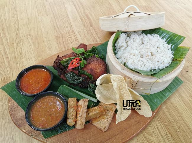 Nasi Lemak Kukus Ayam Goreng Berempah是热卖餐点，香气四溢椰浆饭搭配炸鸡、辣椒酱及小菜，称得上色香味俱全。