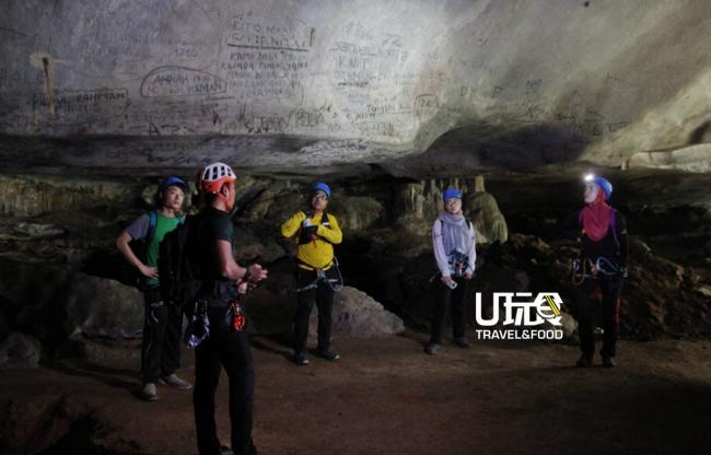 昏暗山洞沒有太多奪人炫目的打卡景色，惟聆聽著導覽員對該山地質和人文的解說后，將是收穫不淺的一次經歷。
