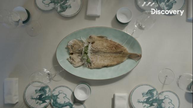 常见的蒸鱼料理，郑永麒以油泼方式增加酥香清脆口感，如同法式料理。