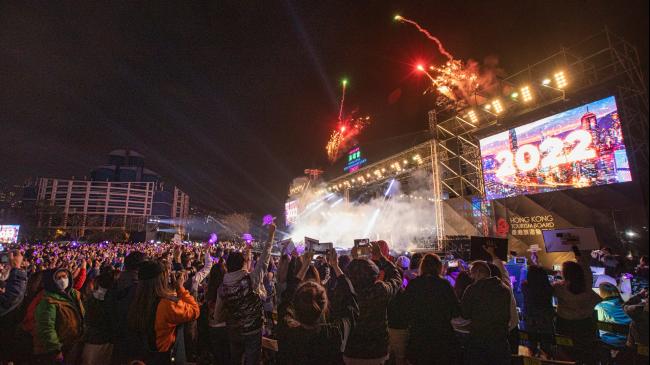 踏入2022，香港艺术盛会呈现特别版“幻彩咏香江”，以射灯及激光，配合烟火效果照亮维港，为新一年揭开序幕。