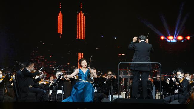 在“幻彩咏香江”上演同时，香港的旗舰乐团香港管弦乐团于西九文化区的户外跨年倒数演唱会现场，为全球观众演奏，迎接新年。