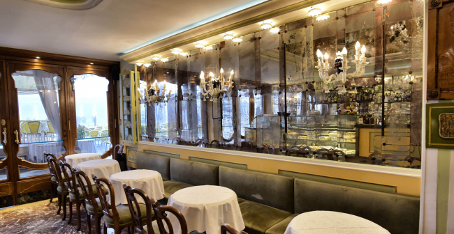18世纪的古董镜子奇迹般地流传至今，唤起了咖啡馆的重要历史。